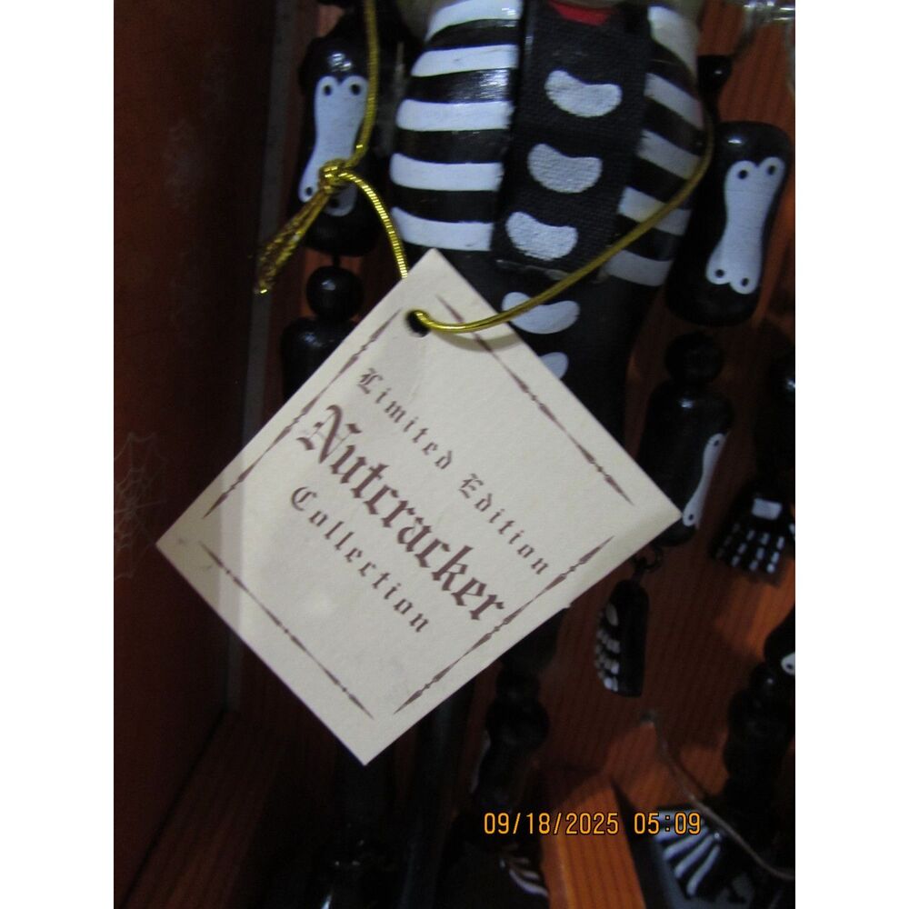 Pair of 2 skeleton nutcrackers Halloween boy girl 2010 new in box black white - Picture 3 of 6